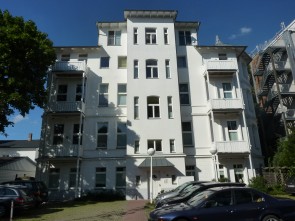 Rückseite Villa Germania mit Parkplatz